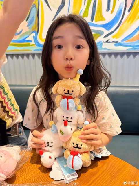 董璇女兒太美了!8歲小酒窩和媽媽游韓國,新造型漂亮大方星范足