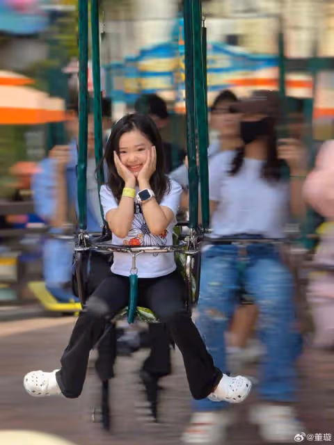 董璇女兒太美了!8歲小酒窩和媽媽游韓國,新造型漂亮大方星范足