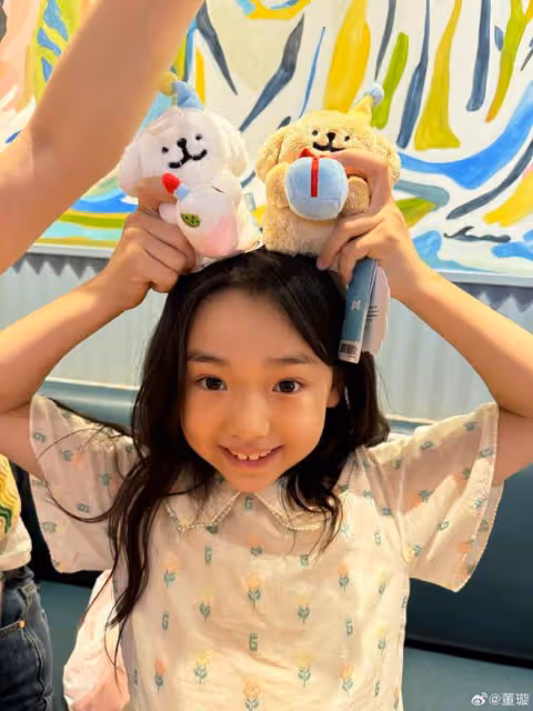 董璇女兒太美了!8歲小酒窩和媽媽游韓國,新造型漂亮大方星范足