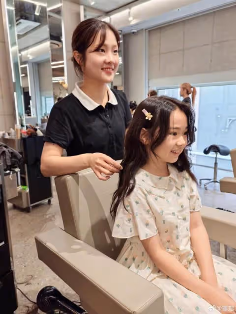 董璇女兒太美了!8歲小酒窩和媽媽游韓國,新造型漂亮大方星范足