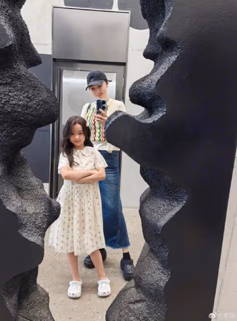 董璇女兒太美了!8歲小酒窩和媽媽游韓國,新造型漂亮大方星范足
