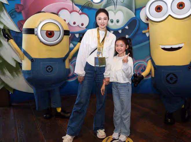董璇女兒太美了!8歲小酒窩和媽媽游韓國,新造型漂亮大方星范足