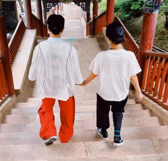 蕭敬騰回應辦婚禮,強調不會大辦,曬夫妻合照又變「小奶狗」