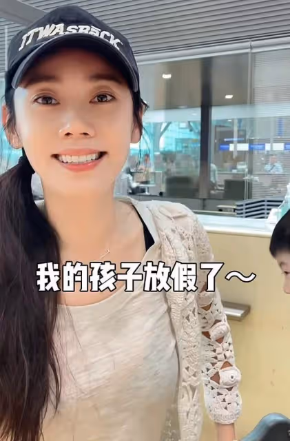 秋瓷炫曬兒子近況,6歲啪嗒罕露正臉,像爸又像媽顏值太高了