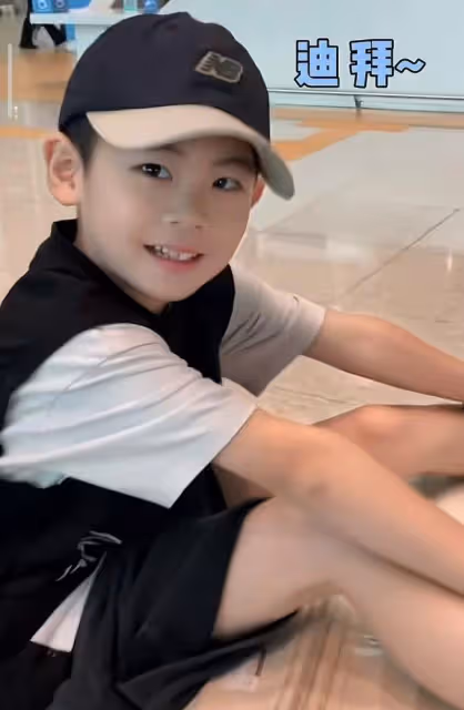 秋瓷炫曬兒子近況,6歲啪嗒罕露正臉,像爸又像媽顏值太高了