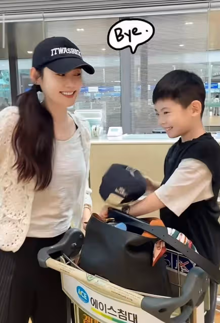 秋瓷炫曬兒子近況,6歲啪嗒罕露正臉,像爸又像媽顏值太高了