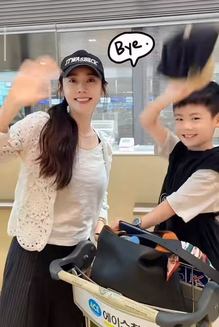 秋瓷炫曬兒子近況,6歲啪嗒罕露正臉,像爸又像媽顏值太高了
