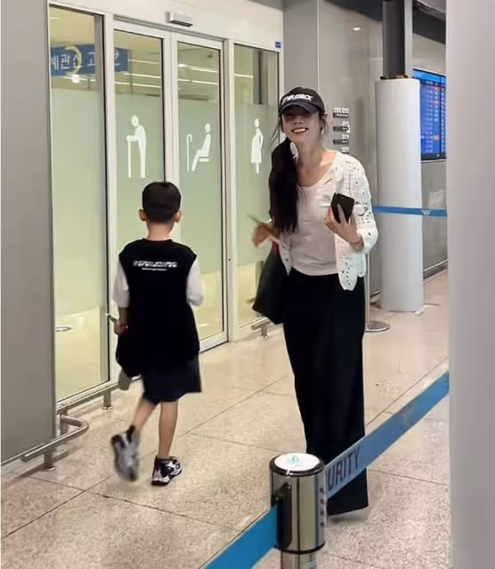 秋瓷炫曬兒子近況,6歲啪嗒罕露正臉,像爸又像媽顏值太高了