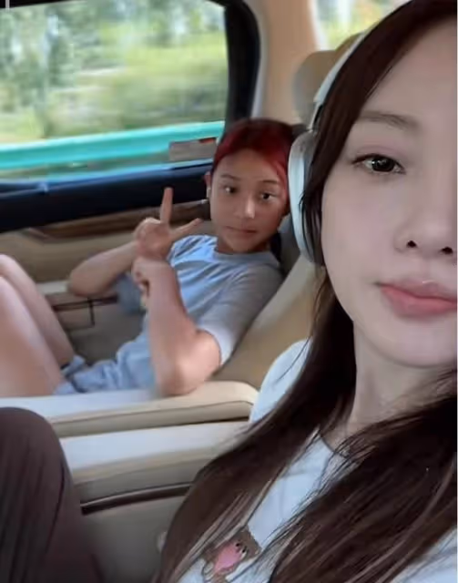 李小璐曬女兒暑假日常,大方提及前夫賈乃亮,甜馨容貌身高像爸爸