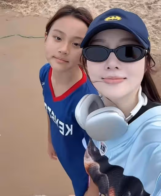 李小璐曬女兒暑假日常,大方提及前夫賈乃亮,甜馨容貌身高像爸爸
