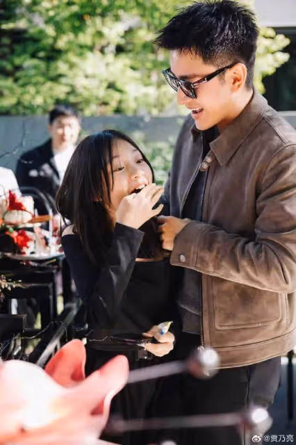 李小璐曬女兒暑假日常,大方提及前夫賈乃亮,甜馨容貌身高像爸爸