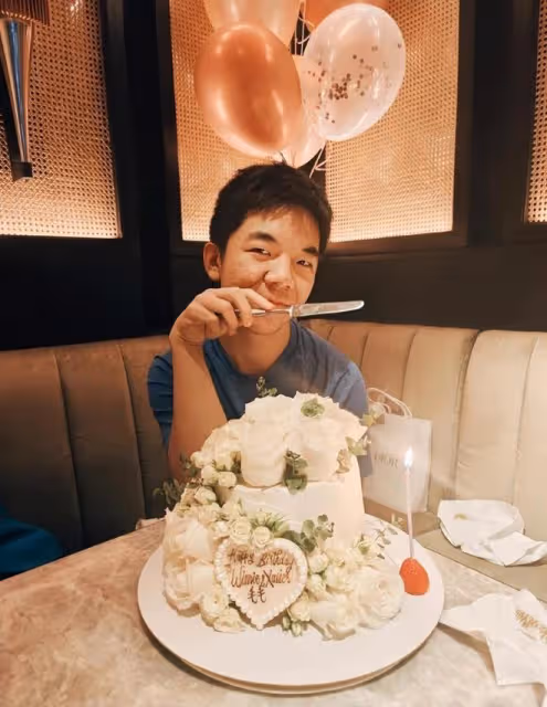 溫碧霞養子滿15歲,Xavier長成大人模樣,和養父何祖光父子相足