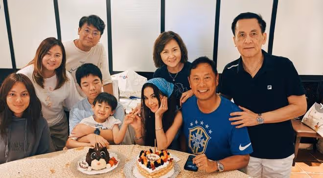 溫碧霞養子滿15歲,Xavier長成大人模樣,和養父何祖光父子相足