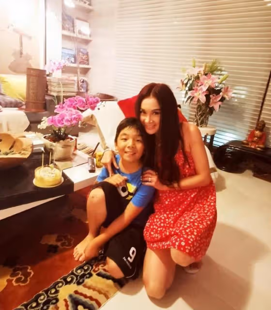 溫碧霞養子滿15歲,Xavier長成大人模樣,和養父何祖光父子相足
