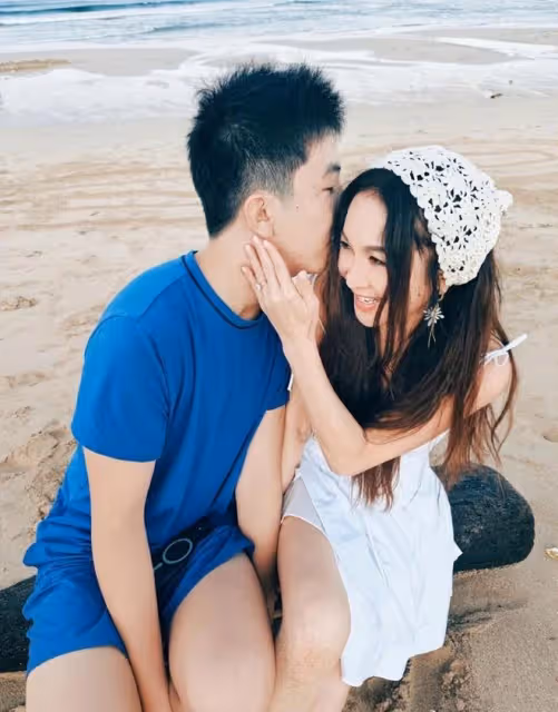 溫碧霞養子滿15歲,Xavier長成大人模樣,和養父何祖光父子相足