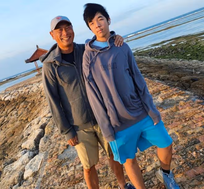 溫碧霞養子滿15歲,Xavier長成大人模樣,和養父何祖光父子相足