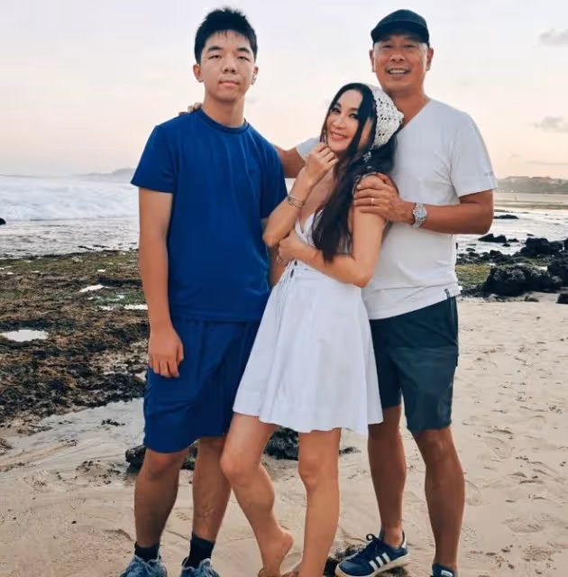 溫碧霞養子滿15歲,Xavier長成大人模樣,和養父何祖光父子相足