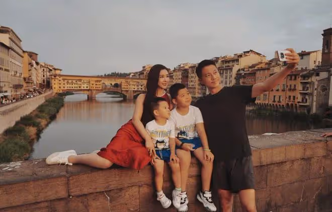 李小萌王雷帶倆兒子出遊,哥哥像爸弟弟像媽,一家四口全是高顏值