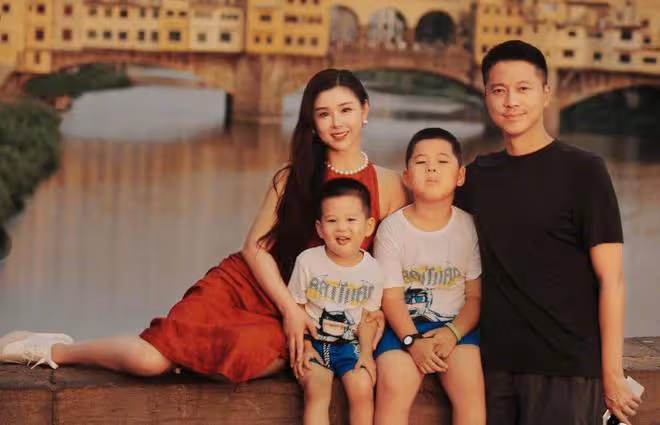 李小萌王雷帶倆兒子出遊,哥哥像爸弟弟像媽,一家四口全是高顏值