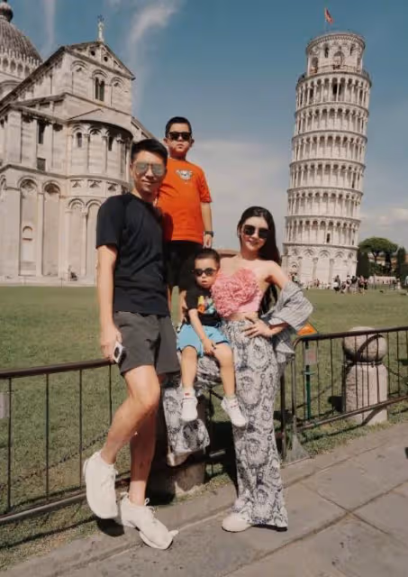 李小萌王雷帶倆兒子出遊,哥哥像爸弟弟像媽,一家四口全是高顏值