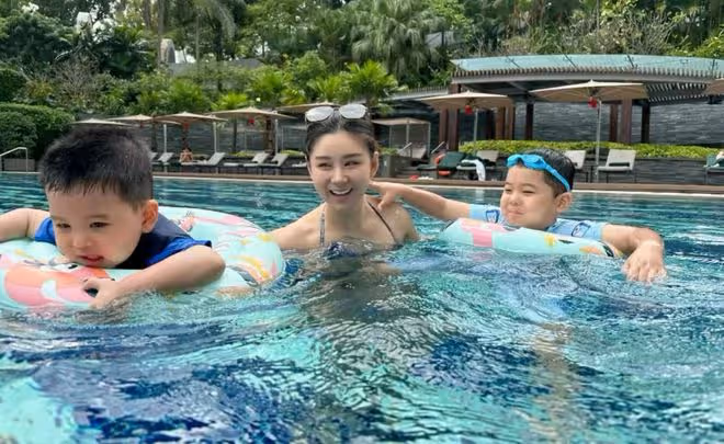 李小萌王雷帶倆兒子出遊,哥哥像爸弟弟像媽,一家四口全是高顏值