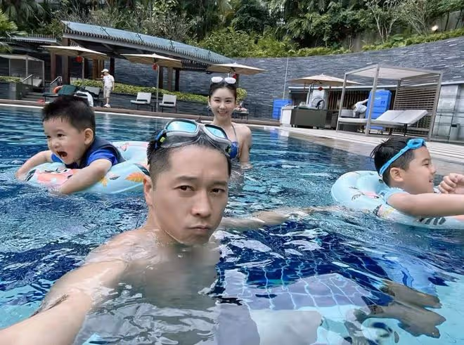 李小萌王雷帶倆兒子出遊,哥哥像爸弟弟像媽,一家四口全是高顏值