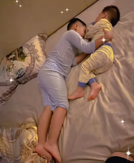 李小萌王雷帶倆兒子出遊,哥哥像爸弟弟像媽,一家四口全是高顏值