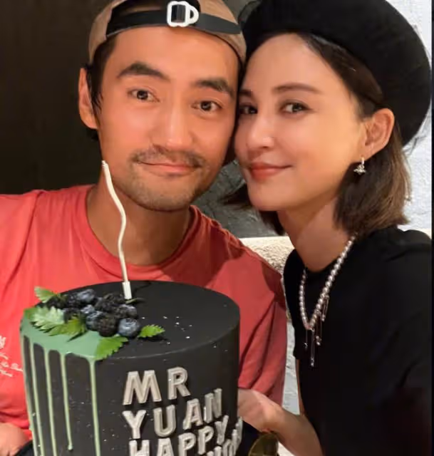 袁弘生日曬全家福,張歆藝與兒子夾吻老袁,5歲四坨尖下巴像媽媽