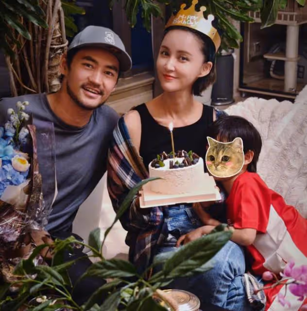袁弘生日曬全家福,張歆藝與兒子夾吻老袁,5歲四坨尖下巴像媽媽