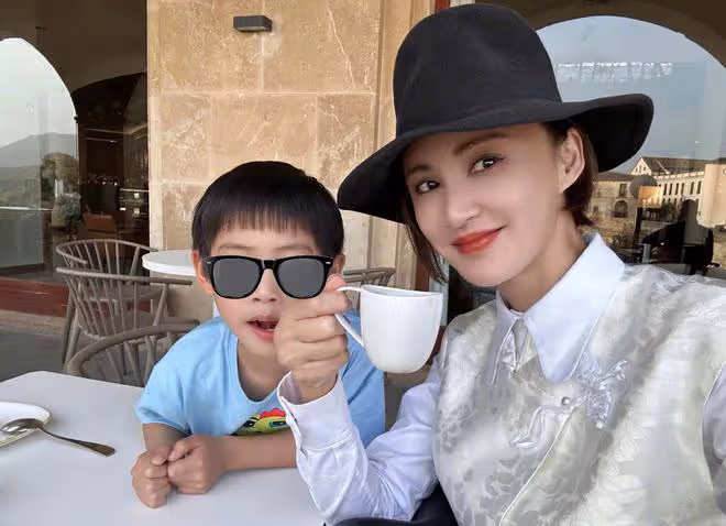 袁弘生日曬全家福,張歆藝與兒子夾吻老袁,5歲四坨尖下巴像媽媽