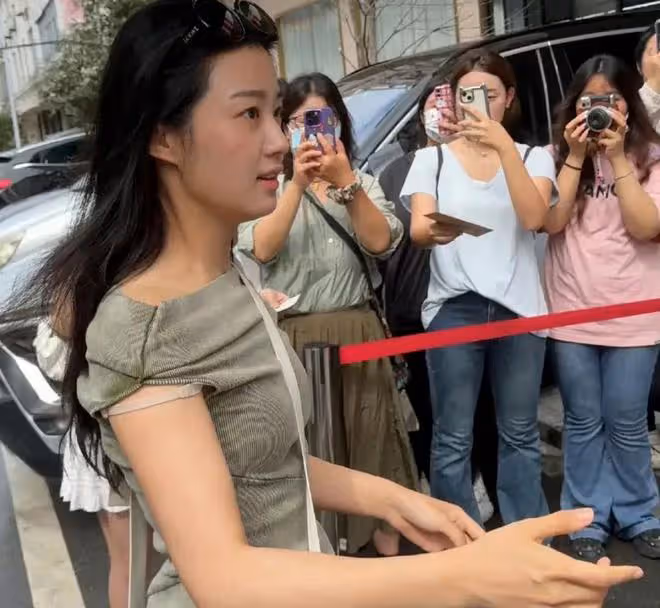 看吐了!油頭、耳屎、頭屑,這麼邋遢的女明星實在不多見啊