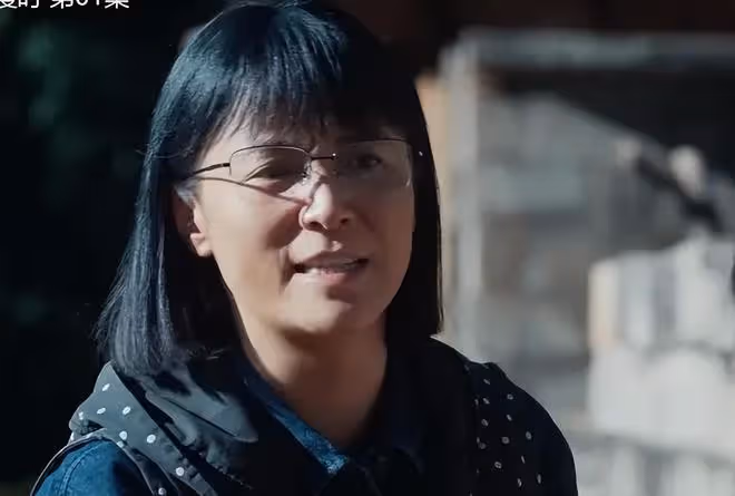 43歲小宋佳,為什麼多年無人敢娶,這下看明白了