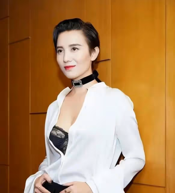 43歲小宋佳,為什麼多年無人敢娶,這下看明白了