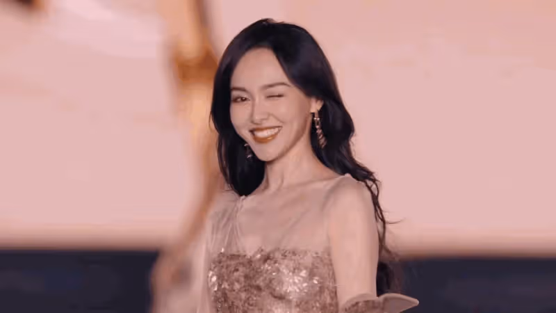 唐嫣趙奕歡走秀,一個走出維密范一個像怕踩死螞蟻如行走的殭屍