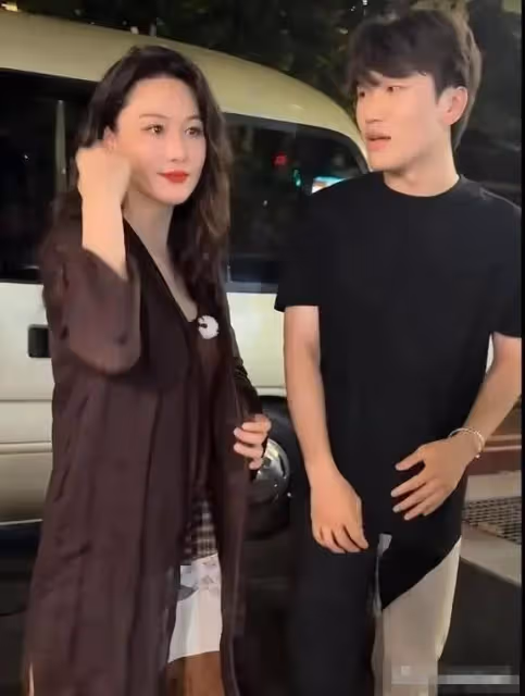 37歲張馨予現身膀大腰圓至少胖50斤,臉已經認不出,時光如梭啊