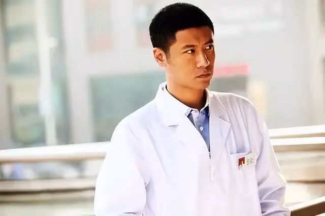 44歲任重現身被說少白頭,怎麼被孫驍驍霍霍成這樣了?