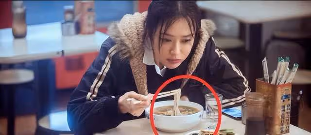 吃飯這麼難?為什麼看當紅小花們吃飯的戲,看得如鯁在喉如坐針氈
