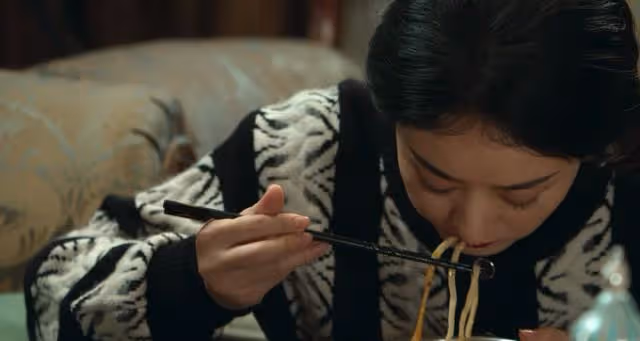 吃飯這麼難?為什麼看當紅小花們吃飯的戲,看得如鯁在喉如坐針氈