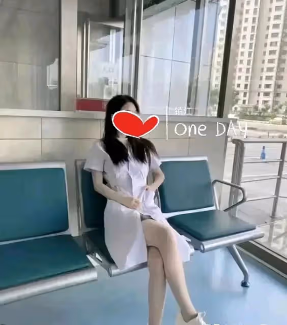 無錫小護士上班照曝光,注意看她手和腿放的位置,這是誰的悲哀?