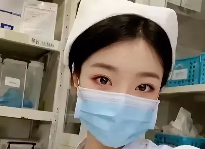 無錫小護士上班照曝光,注意看她手和腿放的位置,這是誰的悲哀?
