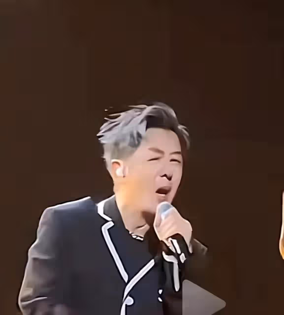 陳浩民孫耀威同台演唱,倆人滿臉高科技和狠話,如行走的蠟像