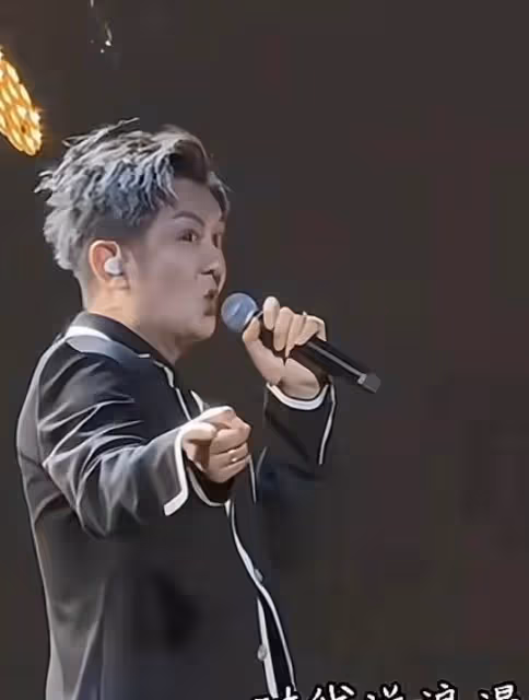 陳浩民孫耀威同台演唱,倆人滿臉高科技和狠話,如行走的蠟像