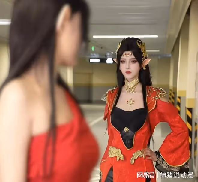 美杜莎cos來襲，紅衣浴袍超有料，大長腿真長，比動漫版還美