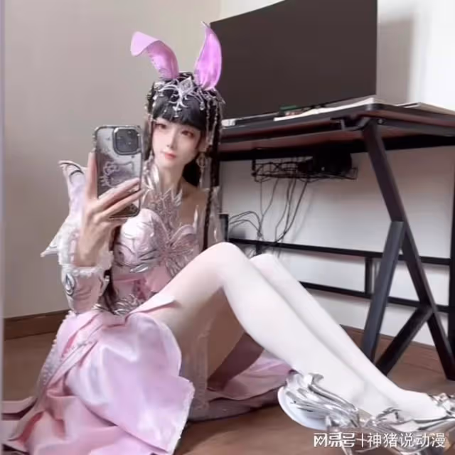 小舞清純cos，粉色裙白絲襪，玉腿好長，難怪唐三喜歡她