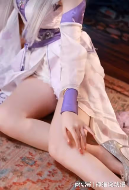 清純少女小醫仙cos來襲，玉腿配坐姿絕美，還原度好高