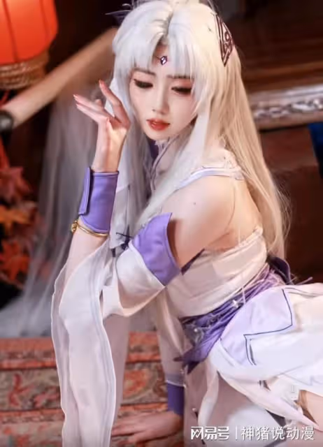 清純少女小醫仙cos來襲，玉腿配坐姿絕美，還原度好高