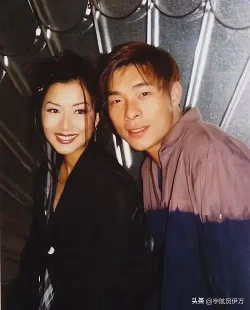 私生活混亂?為追師妹拋棄女友,婚後找小22歲女星的他,如今怎樣