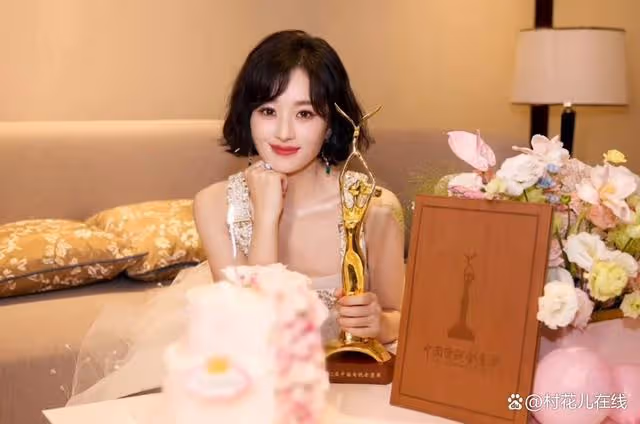 趙麗穎二度奪金鷹獎，她帶兒子吃飯這畫面母愛爆棚