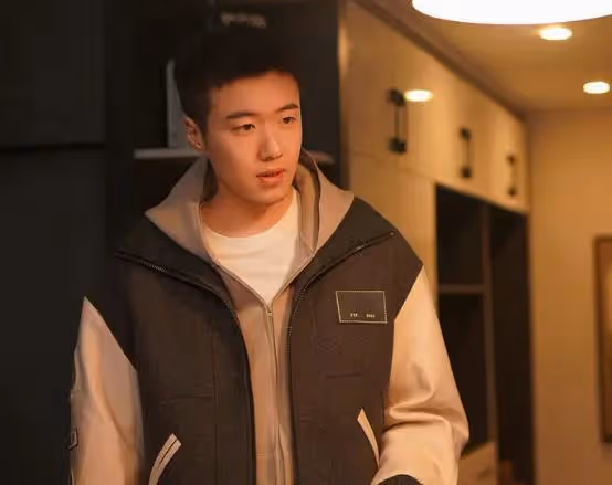 凡人歌：看懂火鍋女遲到30秒，坐4元地鐵，才知她憑啥吸引那雋