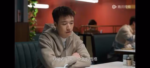 凡人歌：看懂火鍋女遲到30秒，坐4元地鐵，才知她憑啥吸引那雋